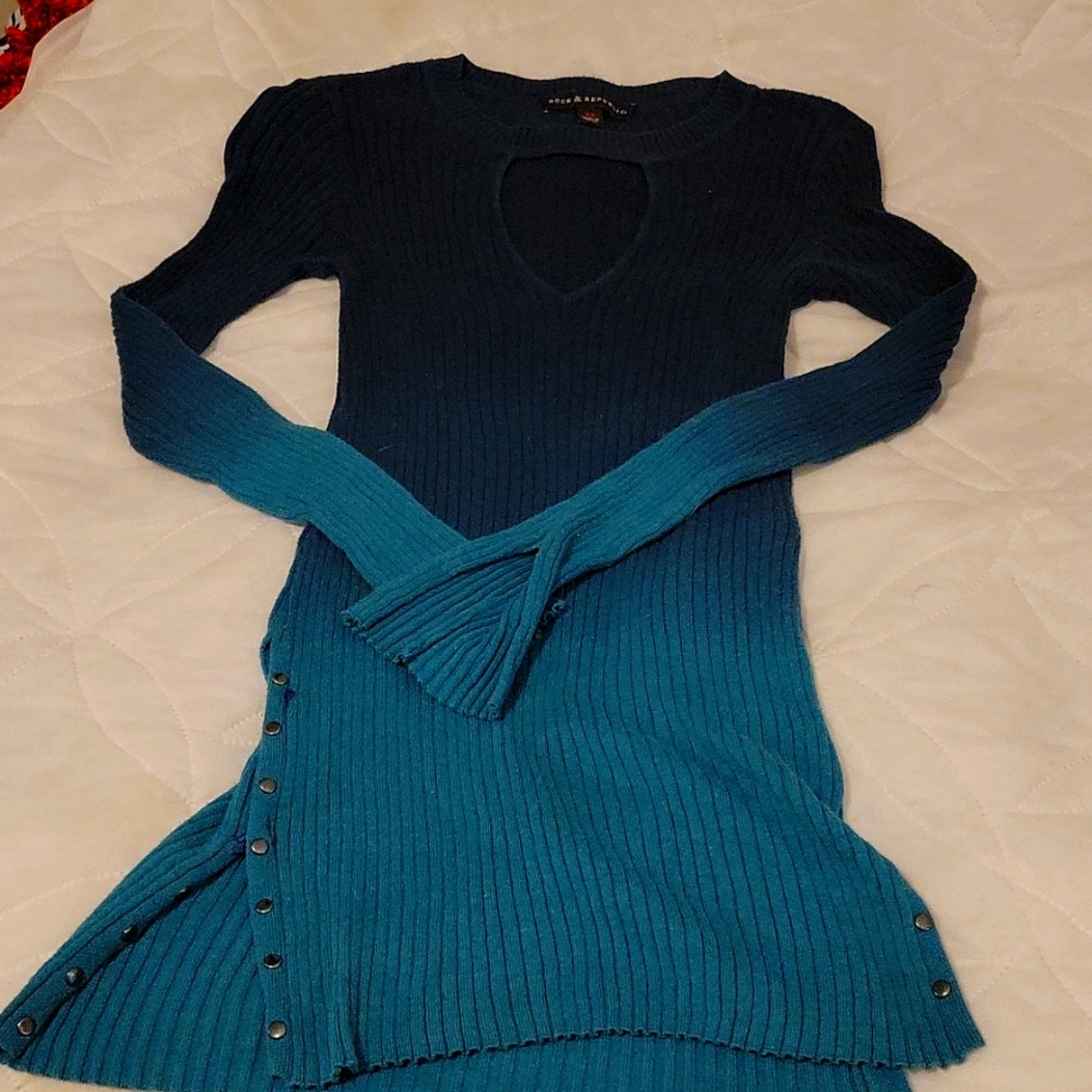 ROCK & REPUBLIC Ladies' Sweater Top...Ombre green with keyhole neckline. XS